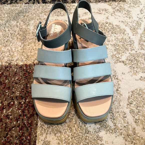 In EUC. Beautiful 2 tone green platform, leather Sorel sandals. In box. - Picture 4 of 5